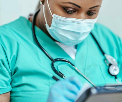Stagiaire en formation d'aide-soignante prenant des notes à l'hopital.