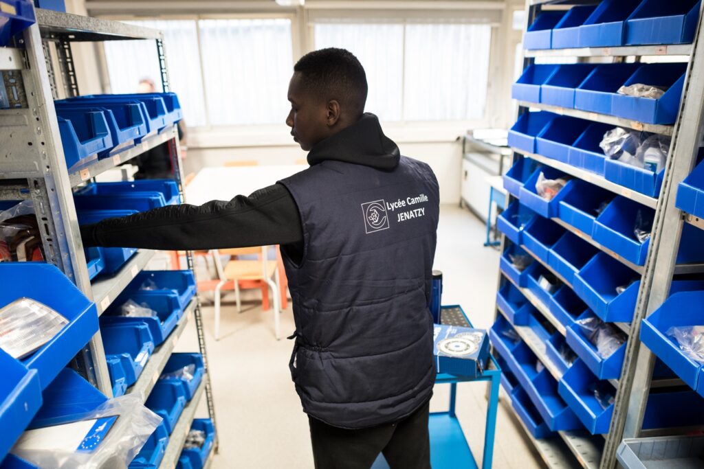 Stagiaire en formation logistique au lycée Camille Jenatzy à Paris - Agrandir l'image, fenêtre modale