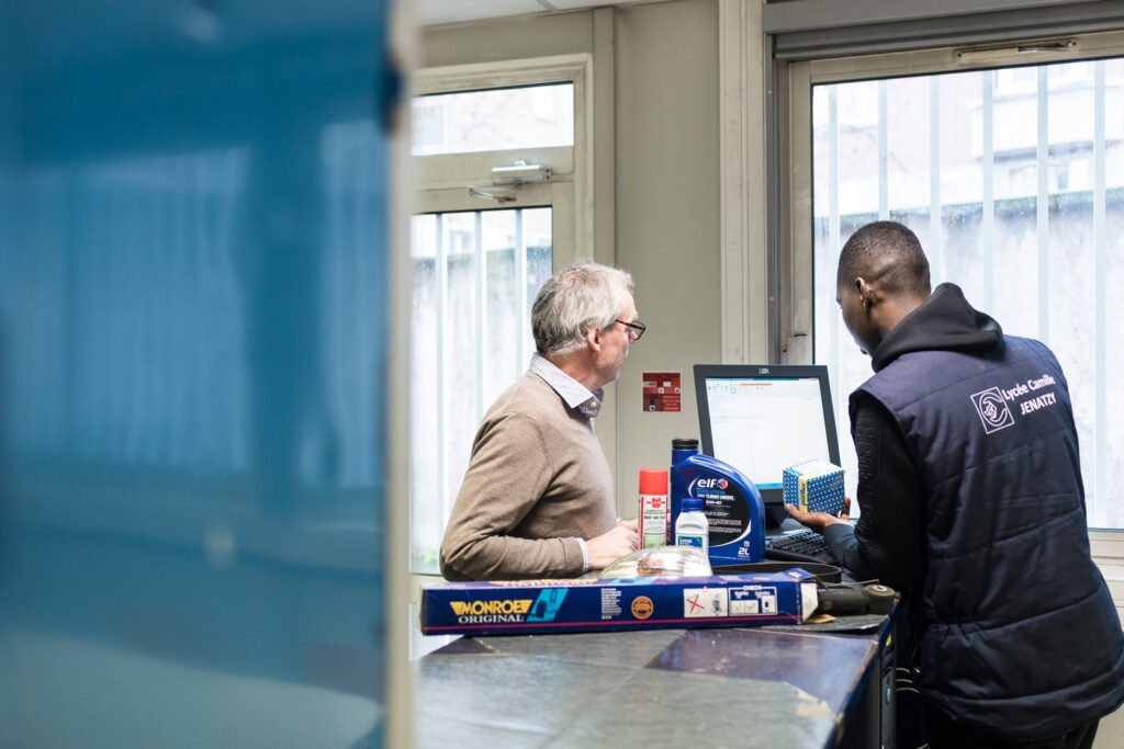 Stagiaire dans le magasin pédagogique du lycée Camille Jenatzy à Paris - Agrandir l'image, fenêtre modale