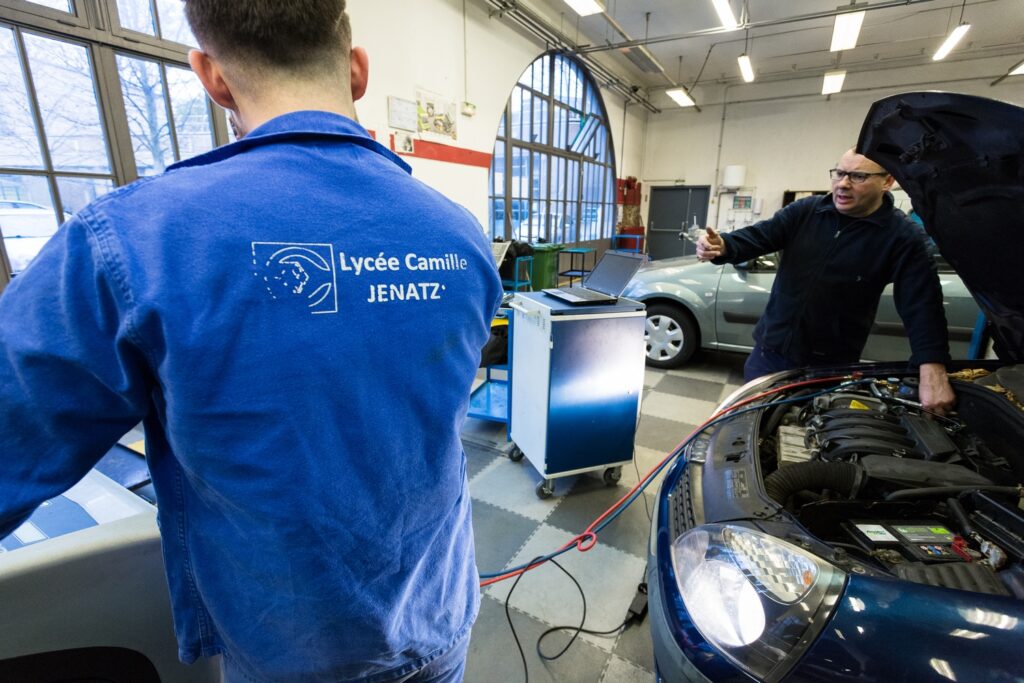 Stagiaire en formation de mécanicien automobile au lycée Camille Jenatzy à Paris - Agrandir l'image, fenêtre modale