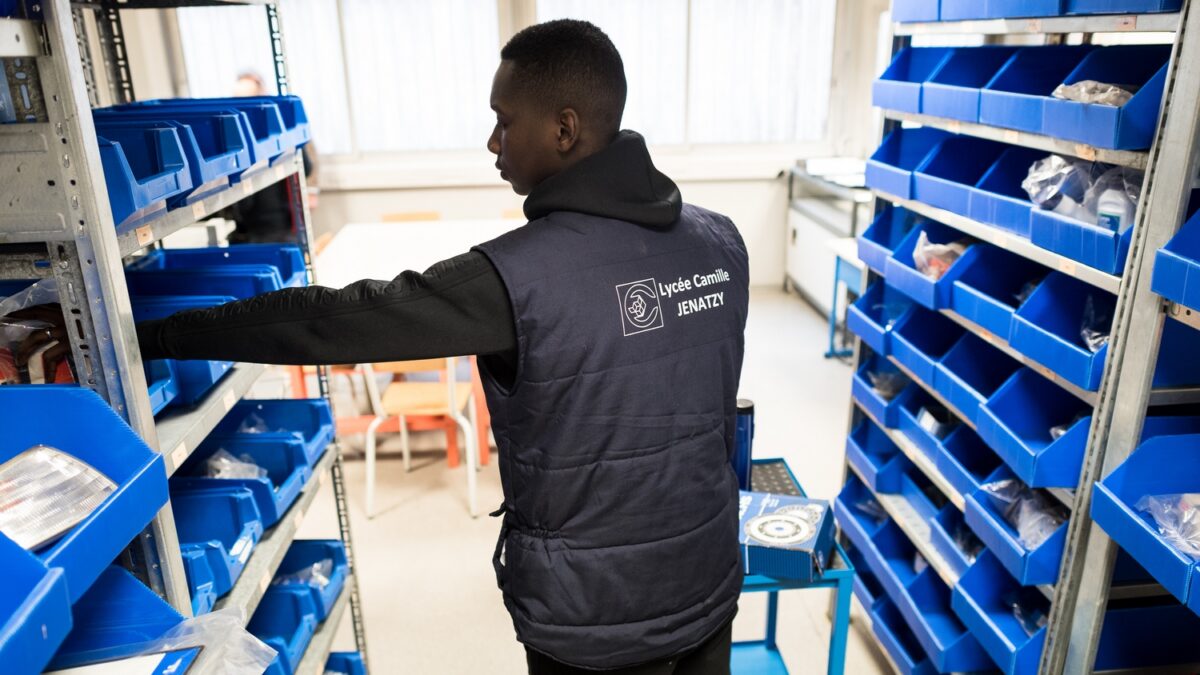 Stagiaire en Titre Pro Agent Magasinier dans le magasin d'application du Greta GPI2D.
