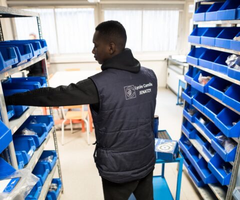 Stagiaire en Titre Pro Agent Magasinier dans le magasin d'application du Greta GPI2D.