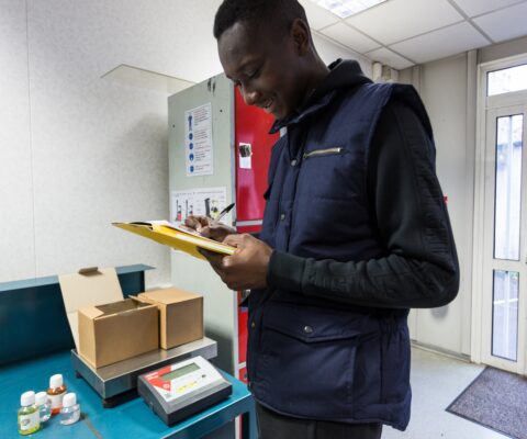 Stagiaire en formation de découverte des métiers de la logistique.