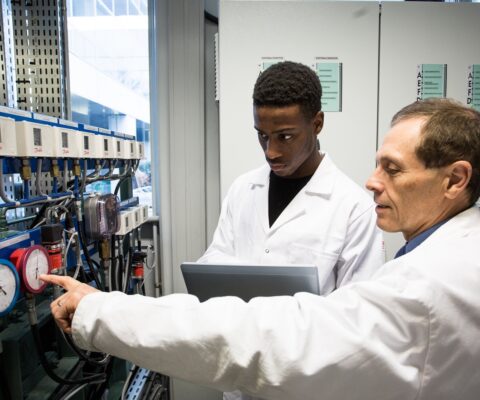 Apprenti en formation BTS Fluides énergie domotique option B froid et conditionnement d'air.