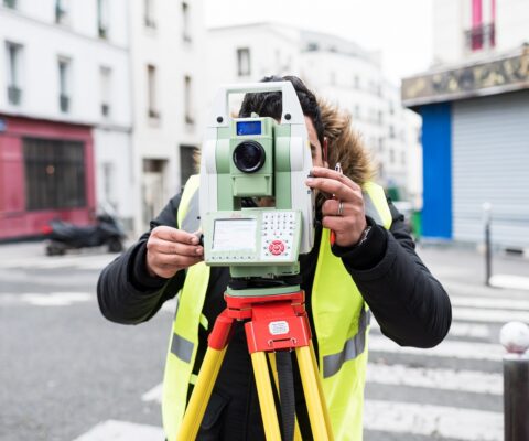 Stagiaire en formation continue utilisant un tachéomètre dans le cadre du BTS Métiers du Géomètre Topographe et de la Modélisation Numérique.