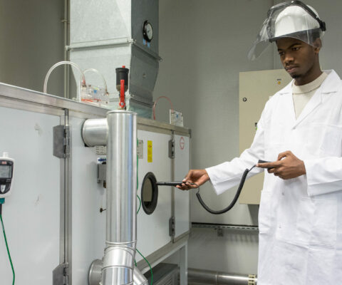 Stagiaire en formation MFER : Bac Pro Métiers du Froid et des Énergies Renouvelables.