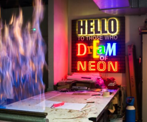 Atelier de soufflage de verre option enseigne lumineuse au Greta GPI2D.