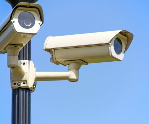 La formation Titre Pro Technicien en Systèmes de Sûreté permet d'étudier différents systèmes de caméras et de vidéo-surveillance.
