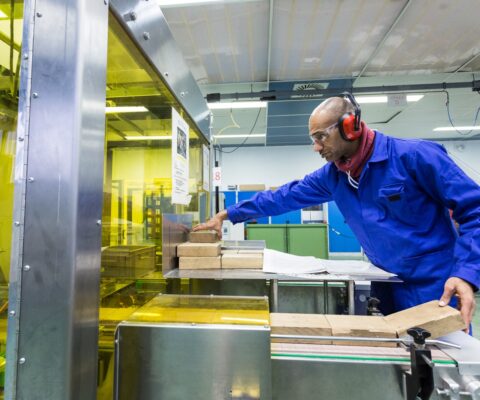 Stagiaire de la formation continue en atelier pour préparer son Bac Professionnel Maintenance des Systèmes de Production Connectés (MSPC).
