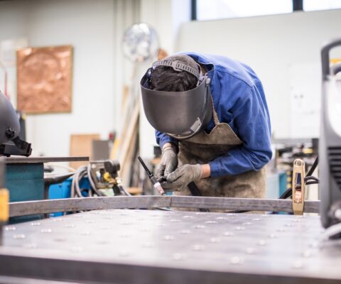 Futur chaudronnier en pleine soudure en atelier dans le cadre du CAP Chaudronnerie (CAP Réalisations Industrielles en Chaudronnerie).