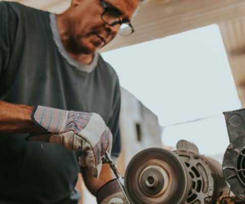 Stagiaire adulte découvrant le métier de métallier.