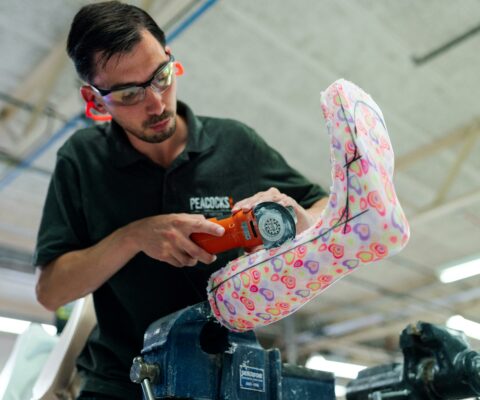 Stagiaire en formation continue fabriquant une podo-orthèse.