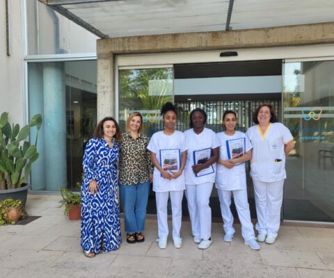 Nos trois apprenties aides-soignantes posant aux côtés de l'équipe ERASMUS qui les a accueillies en stage à l'étranger.